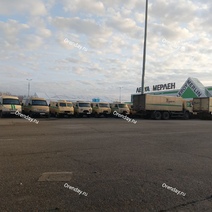 Инкассаторские автомобили заполонили парковку возле «Леруа Мерлен» в Оренбурге