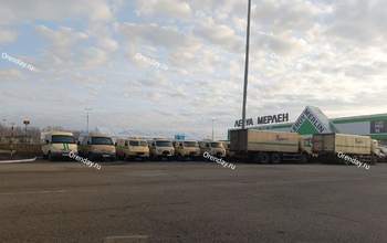 Инкассаторские автомобили заполонили парковку возле «Леруа Мерлен» в Оренбурге