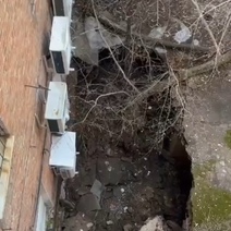 В центре Оренбурга рядом с жилым домом образовался большой провал