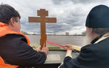 По Уралу со святынями: митрополит Пётр спустился на водную гладь реки