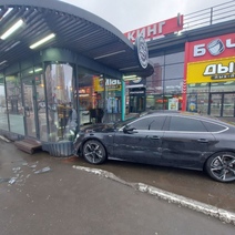 В Оренбурге водитель Audi A7 протаранил киоск общепита