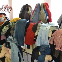 Барахла много, а продукты разбирают мгновенно: что происходит в пунктах гуманитарки