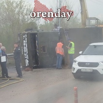 На оренбургской трассе перевернулся КамАЗ, но не с пряниками