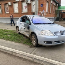 В Оренбурге при столкновении легковушки и микроавтобуса пострадал случайный пешеход