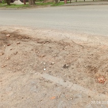 В Оренбурге самосвал навалил на дороге глину с кирпичами и не убрал за собой