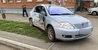 В Оренбурге при столкновении легковушки и микроавтобуса пострадал случайный пешеход