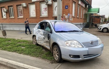 В Оренбурге при столкновении легковушки и микроавтобуса пострадал случайный пешеход