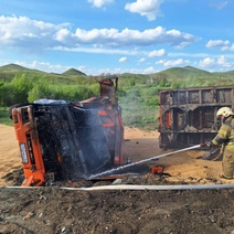 В Оренбуржье перевернулся и загорелся КамАЗ с зерном