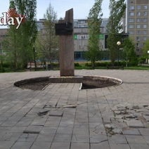 День Победы на носу, а плитка у мемориала Родимцеву так и остается разбита