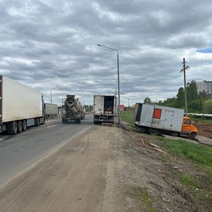 Мясо на дороге: в Оренбурге не смогли разъехаться сразу четыре автомобиля