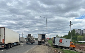 Мясо на дороге: в Оренбурге не смогли разъехаться сразу четыре автомобиля