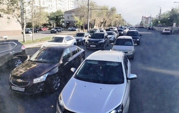 Оренбуржцы жалуются на огромные пробки из-за репетиции парада