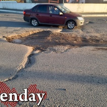 На улице Конституции СССР путепровод есть, а асфальта на дороге нет