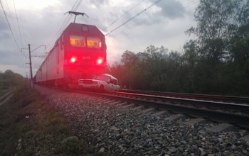 В Оренбуржье угнанный автомобиль сбил поезд
