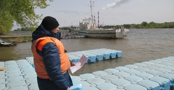 В Ташлинском районе в ледяную воду перевернулась лодка с шестью пассажирами