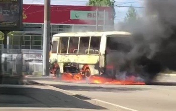 В Оренбурге во время движения загорелся автобус, пострадал водитель