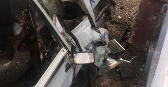 В Оренбурге автомобиль ВАЗ врезался в жилой дом, пострадавшие в больнице