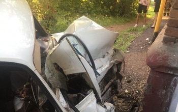 В Оренбурге автомобиль ВАЗ врезался в жилой дом, пострадавшие в больнице