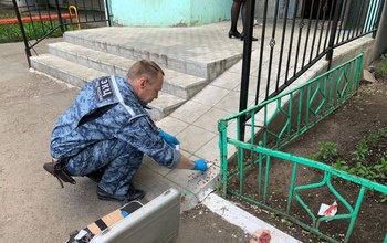 В Оренбурге мужчина ходил по пятам за почтальоном и напал на женщину в подъезде