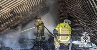 В Бугуруслане из объятого пламенем здания спасли хозяина дома