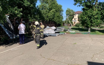 Двенадцать детей пострадали в школе во время последнего звонка