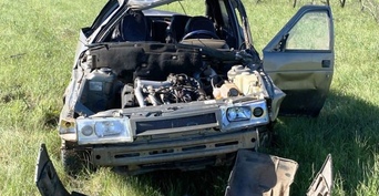 В Ташлинском районе девушка-водитель опрокинула ВАЗ в кювет проселочной дороги