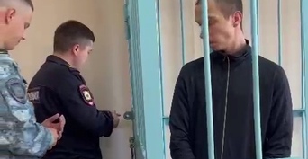 В Оренбурге суд отправил обвиняемого в жестоком убийстве в подъезде под арест (18+)
