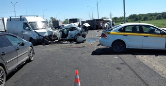 Скрежет и груда металла: в Оренбурге на Загородном шоссе произошло массовое ДТП, пострадали два человека
