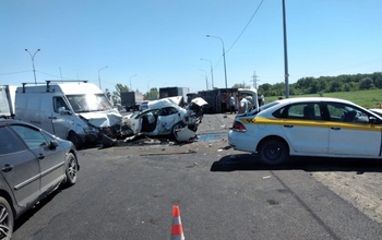 Скрежет и груда металла: в Оренбурге на Загородном шоссе произошло массовое ДТП, пострадали два человека