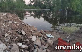 Неизвестные возводят из строительного мусора дамбу у поселка имени Куйбышева 