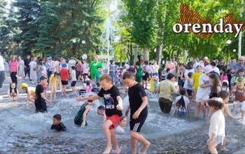 Не ВДВ-шники, но купаются в фонтанах: как оренбургская детвора отметила свой праздник