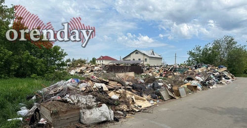Оренбуржцы оказались «в плену» между горами отходов и перекопанным участком дороги