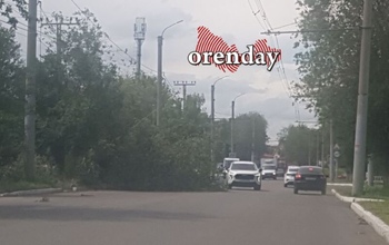 В Оренбурге разгребают последствия ночного урагана