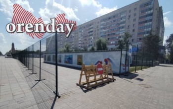 В Оренбурге пешеходов опять вытесняют с территории «Атриума»