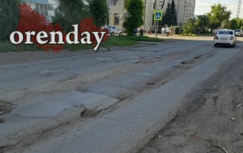В Оренбурге работники торговли наблюдают, как покупатели объезжают стороной ведущие к ним дороги