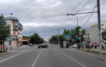 В Оренбурге автобус посреди улицы завалился на бок после ДТП 