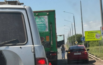 В Оренбурге фура с Хондой устроили затор на дороге