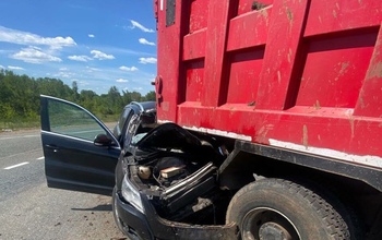 В Оренбуржье иномарка влетела под грузовик: есть пострадавшие