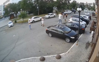 В Оренбурге парни прыгали на автомобилях, как на батутах