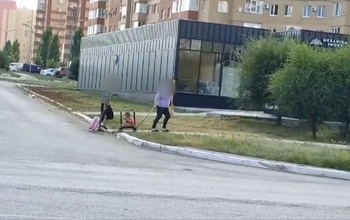 Коляска – прошлый век: оренбуржцы возят ребенка в клетке