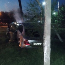 В Тоцком районе водитель легковушки погиб после столкновения автомобиля со столбом (18+)