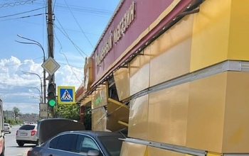 В Орске автомобиль влетел в ларек с колбасой