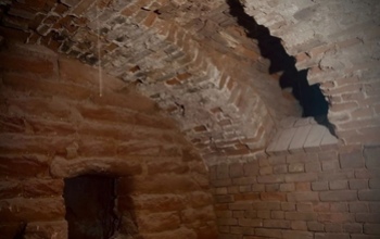 В Оренбурге под землей обнаружили тайную старинную комнату городской Думы
