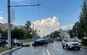 В Оренбурге на улице Терешковой 18-летняя девушка повернула налево и попала в ДТП 