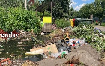 Свалка мусора плюс канализационные стоки создают на одной из улиц Оренбурга адскую смесь  