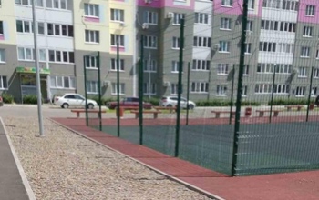 Догони меня кирпич: в Оренбурге дети в ЖК «Акварель» играют с булыжниками