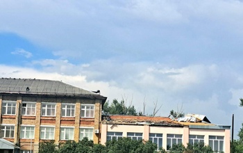 В Оренбуржье ураган сорвал со школы крышу и перекинул на дом