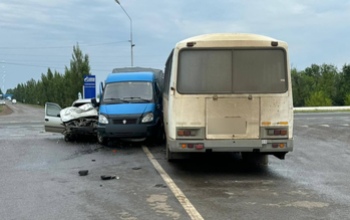 В Оренбурге ГАЗ, ПАЗ и легковушка не поделили дорогу, в больнице оказалось три человека