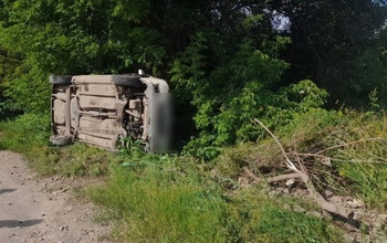 Под Оренбургом автомобиль слетел в кювет, водитель погиб на месте (18+)