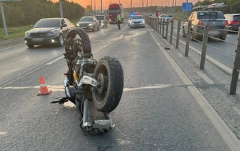 В Оренбурге мотоциклист налетел на тросовое ограждение